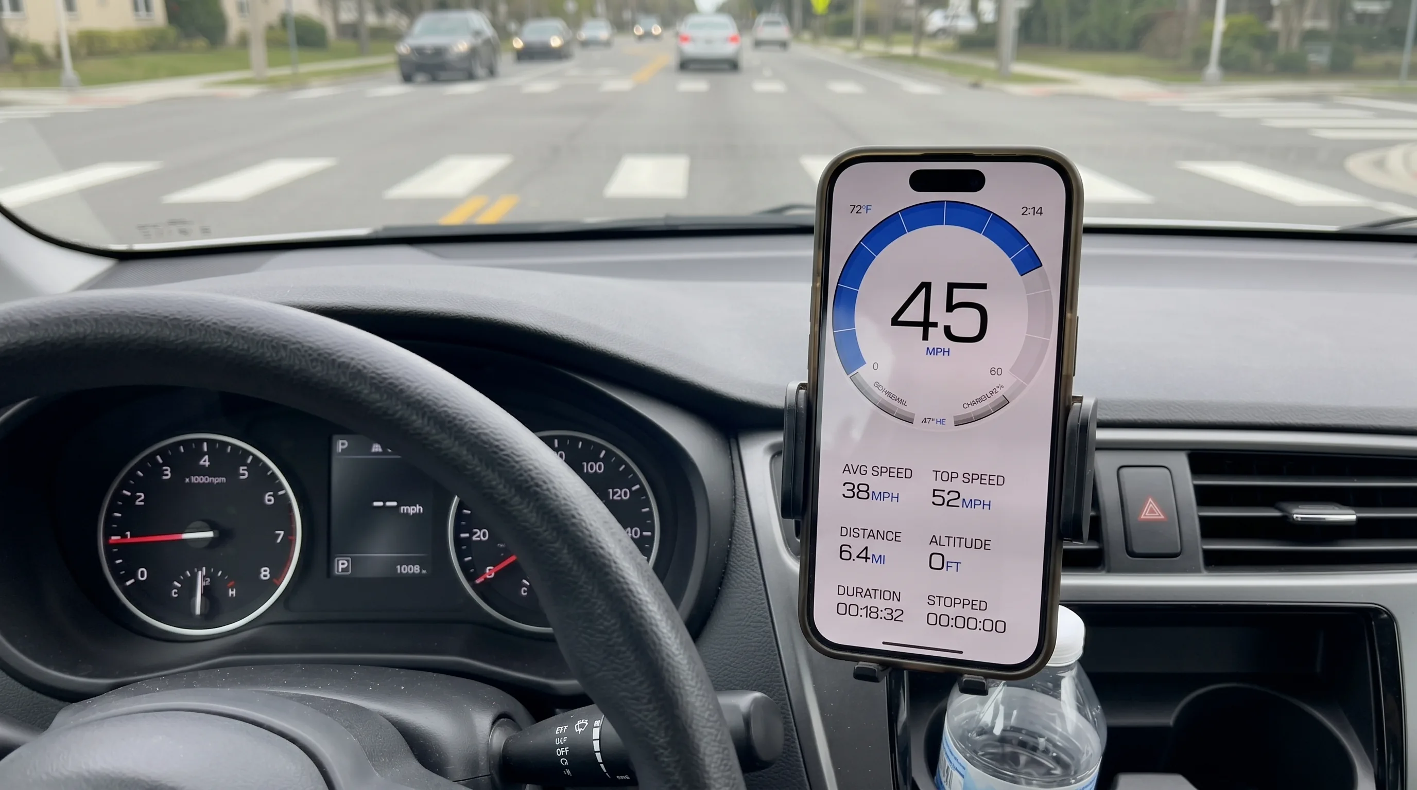Ein Armaturenbrett mit defektem oder nicht funktionierendem analogen Tachometer-Cluster, mit einem auf dem Armaturenbrett montierten iPhone, das GPS Speedometer mit der tatsächlichen Geschwindigkeit deutlich anzeigt