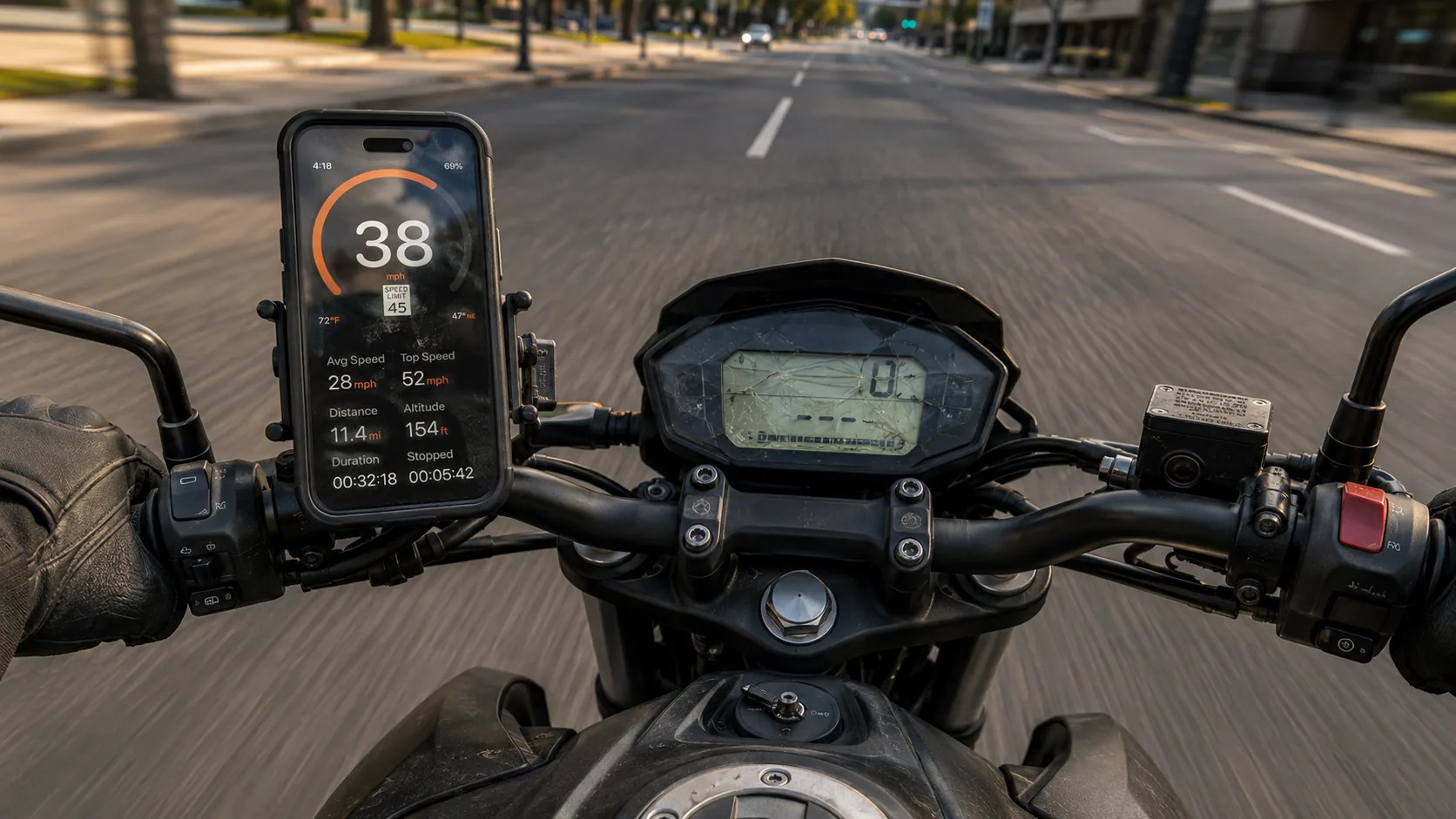 Motorrad-Cockpit-Perspektive mit defektem Original-Instrumentencluster und einem am Lenker montierten iPhone, das die tatsächliche Geschwindigkeit anzeigt