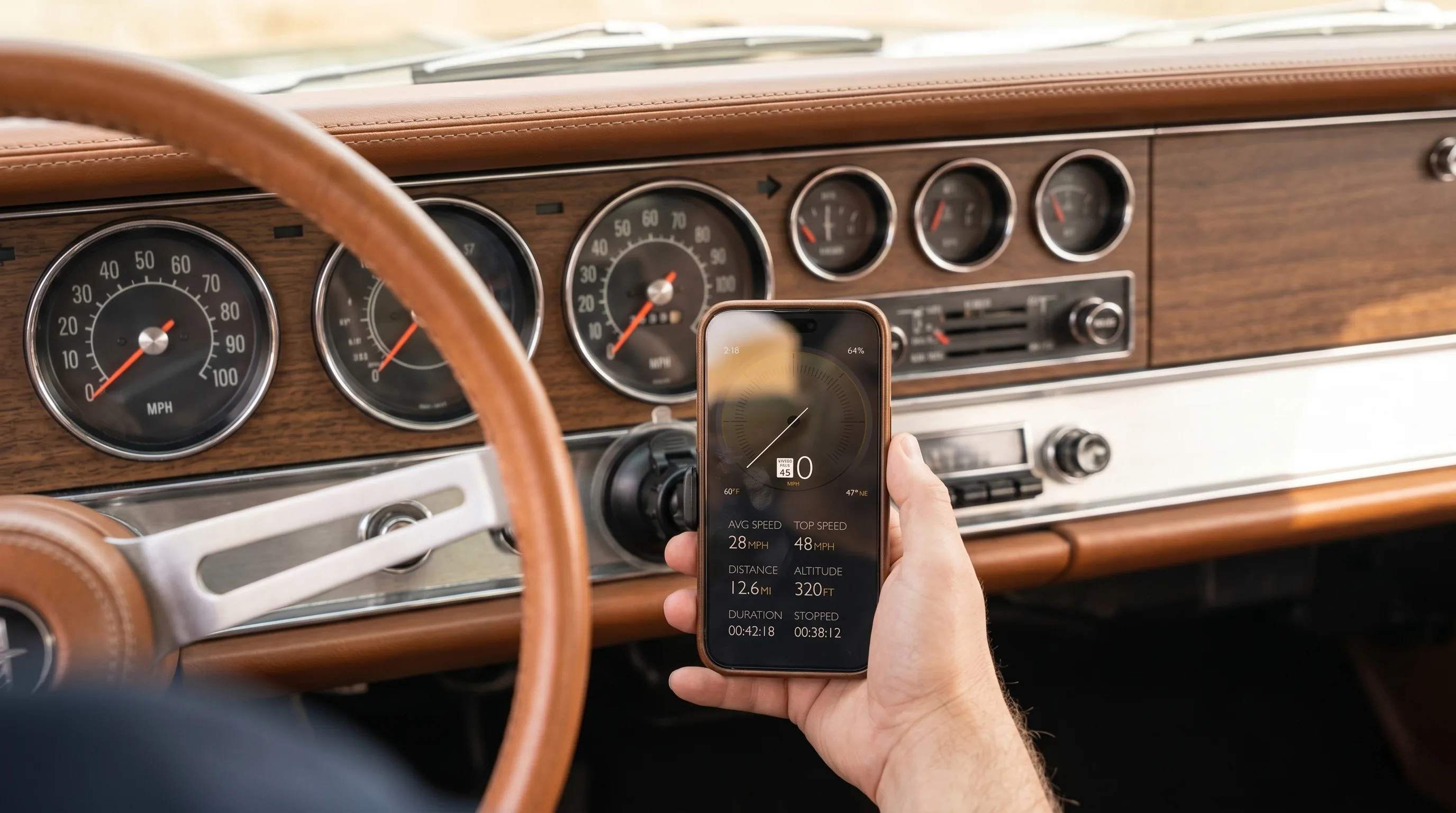Eine Hand zieht ein iPhone von einer nicht-invasiven Saugnapfhalterung auf einem Oldtimer-Armaturenbrett, Chrom und Holz sind im Hintergrund sichtbar