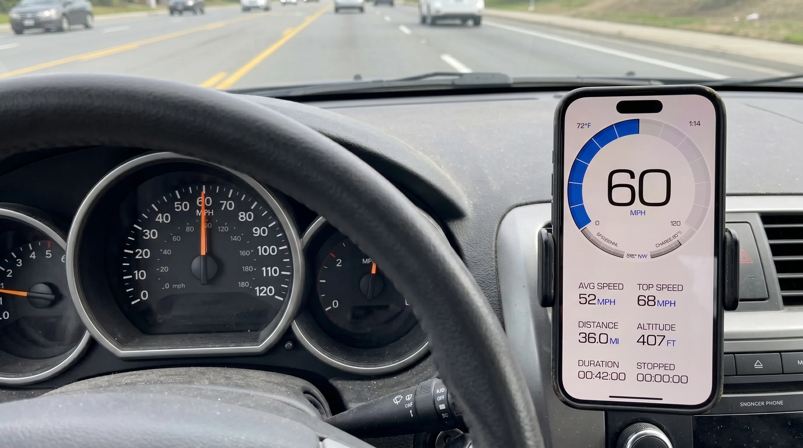 GPS Speedometer auf einem armaturenbrettmontierten iPhone neben dem analogen Tacho des Autos, beide zeigen dieselbe Geschwindigkeit