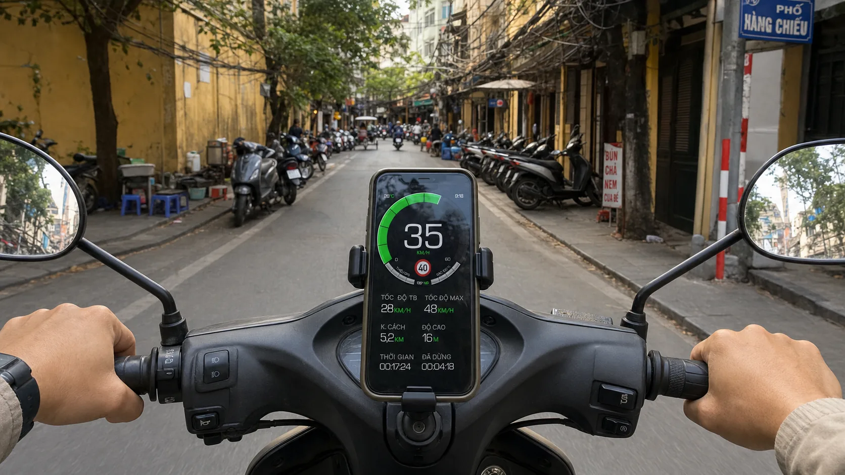 Lenker eines vietnamesischen Pendler-Rollers in der Hanoier Altstadt, ockerfarbene französisch-koloniale Wände und ein Gewirr von Stromleitungen über den Köpfen sichtbar, mit einem zwischen den Griffen montierten iPhone, das GPS Speedometer auf Vietnamesisch mit 35 km/h zeigt